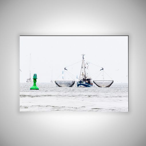 CuxPrint - Motiv: Fischkutter mit Rettungsboje Querformat | 3mm Alu-Dibond-Platte Galerie Print